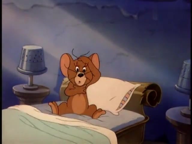 猫和老鼠:杰瑞躺在床上睡觉,梦见汤姆打自己,杰瑞一下子惊醒