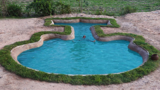 小哥野外修建花样游泳池,一个漂亮的吉他泳池横空出现,简直太厉害了