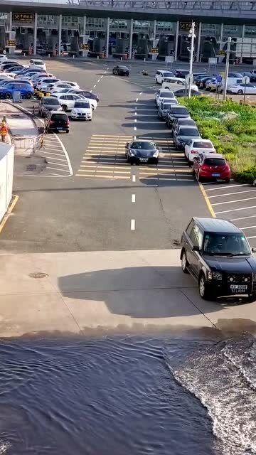 法拉利488低调路过积水潭难道就不怕变成水淹车吗