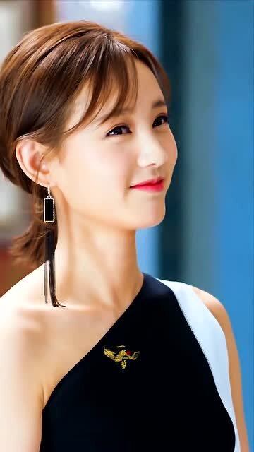 李一桐五年十四部女主,眼睛笑起来和月牙一样,惹人爱