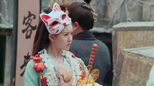 三千鸦杀:覃川跟傅九云逛街,带着面具真有点异国风情,真唯美