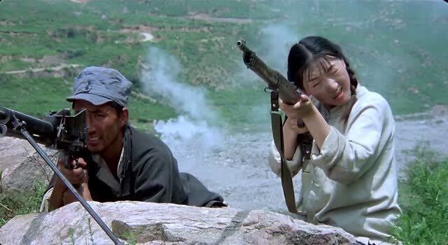 举起手来女学生第一次学开枪却一打一个准的厉害了