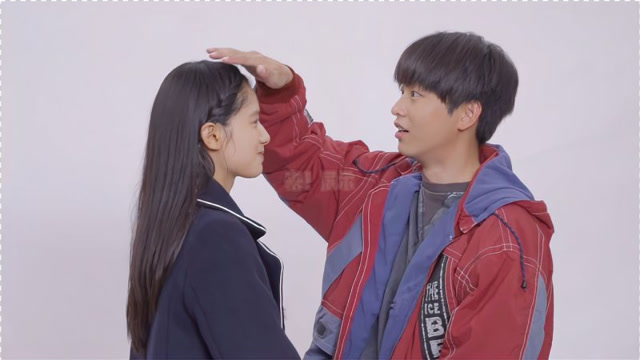 风犬少年的天空花絮-彭昱畅与张婧仪拍海报,两人互动好可爱