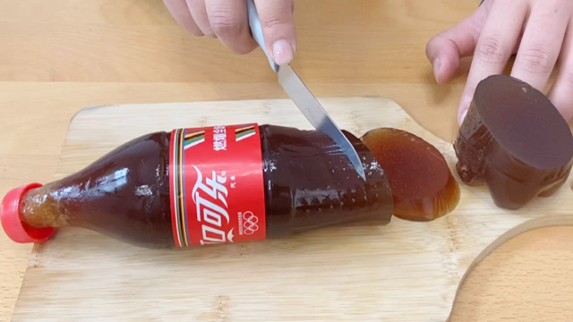 挑战自制可乐果冻,到底是什么味道呢?自己在家就可以做