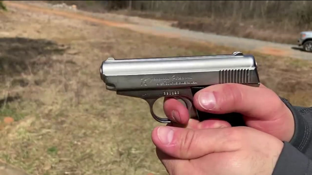 发射.32口径弹药的紧凑型手枪,银色的外观越看越精致