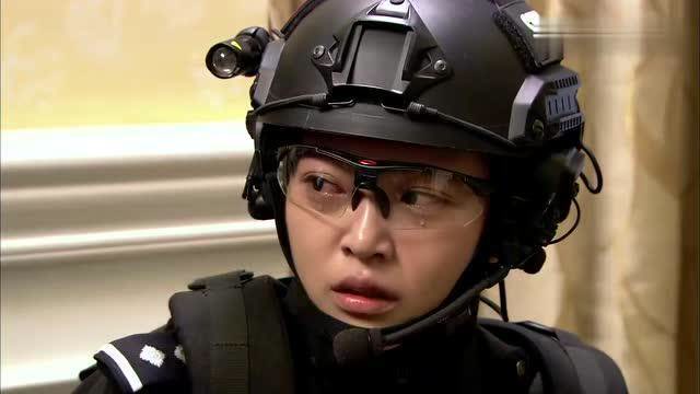 特警力量:身为特警的女儿,龙莎莎义不容辞,甘愿当歹徒人质