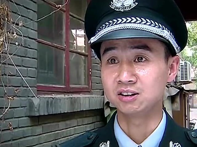 老爸钱包被偷,不料真好遇上了警察,这下小偷要遭殃了!