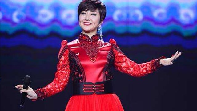 格格演唱广场舞金曲《中国节拍》嗓音独特,别有一番滋味