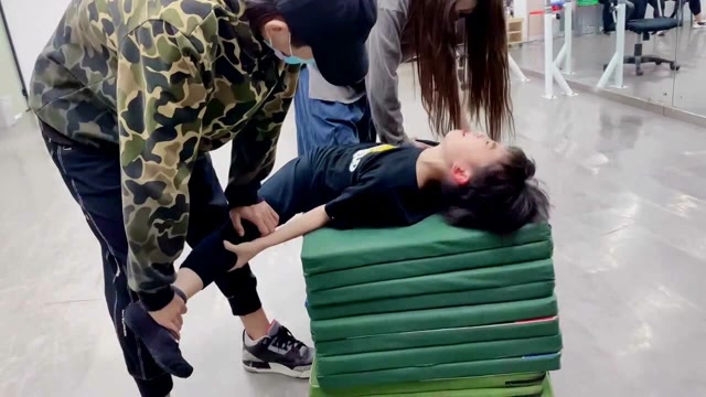 舞蹈生要承受比别人更多的痛苦,小小年纪压腿,声音都喊的嘶哑了!