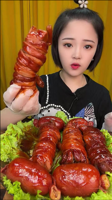 小鱼开饭了猪捆肠和羊捆肠吃得真有食欲