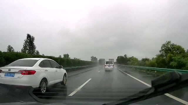 雨天高速车流中脱困,雨天路滑注意行车安全,遵守交通规则安全出行平安