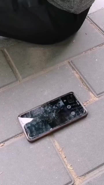 小伙偷拍女生裙底保安一脚踩碎手机