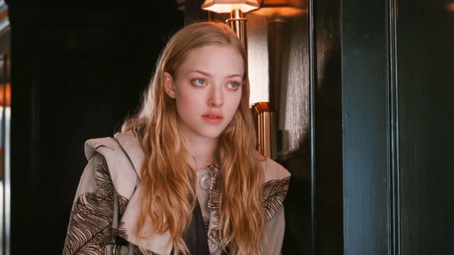 阿曼达·塞弗里德:身材火辣前凸后翘,散发着致命的诱惑