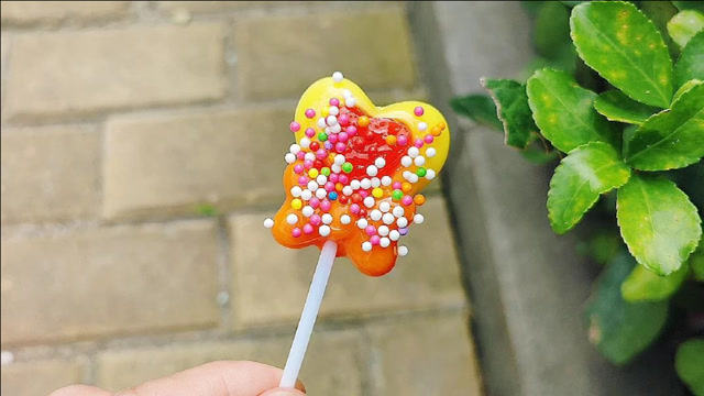 趣味糖果,在超市花1块钱买了一个红心棒棒糖,酸酸甜甜,真好吃