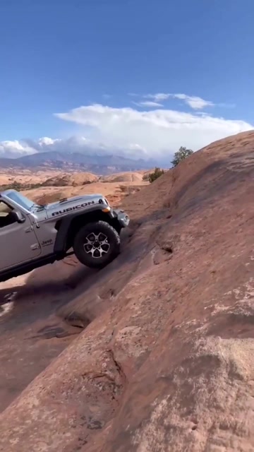 牧马人爬山就是稳假如越野车有段位的话这应该就是王者