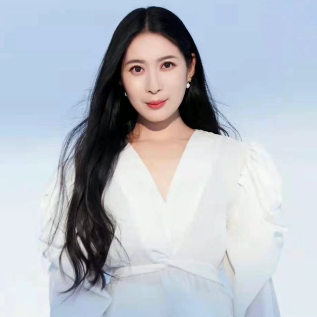 包美美写真社交平台流出,美丽大方优雅知性御姐范十足