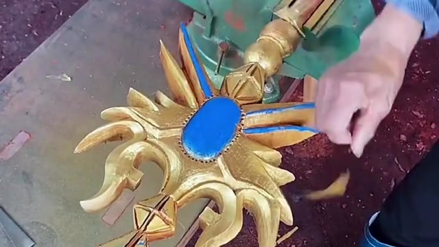 小孩没玩具被嫌弃,孩子找到奶奶,用木头制作出海神三叉戟