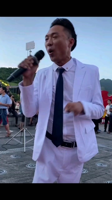 广东街头流浪歌手阿龙图片