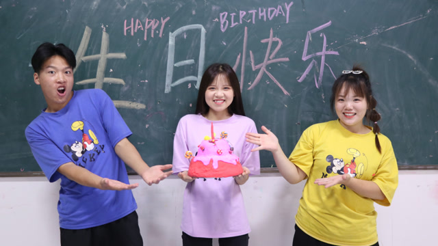 同学过生日,胖妞竟用粘土做出豪华双层蛋糕,加上装饰超好看