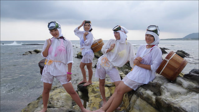 韩国海女日常生活,憋气潜水十几米徒手捞海鲜,养活一家人