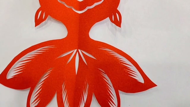 手工剪纸:对称金鱼的剪法,不用画也能剪出来