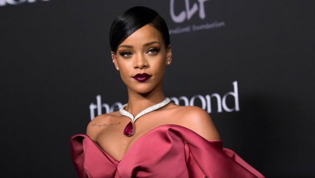 看点2:我突然理解了恩比德!蕾哈娜红裙亮相格莱美如仙女下凡