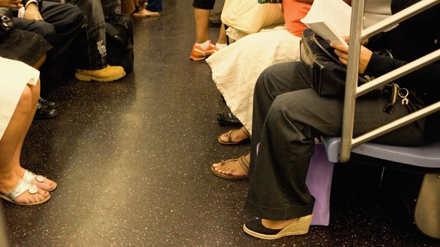 地铁里有人脱鞋你会制止吗?小伙语出惊人:要尊重ta