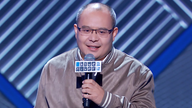 老田脱口秀开场,一来就调侃黄圣依