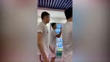 广东男团换好衣服出场 队员们相互击掌加油打气