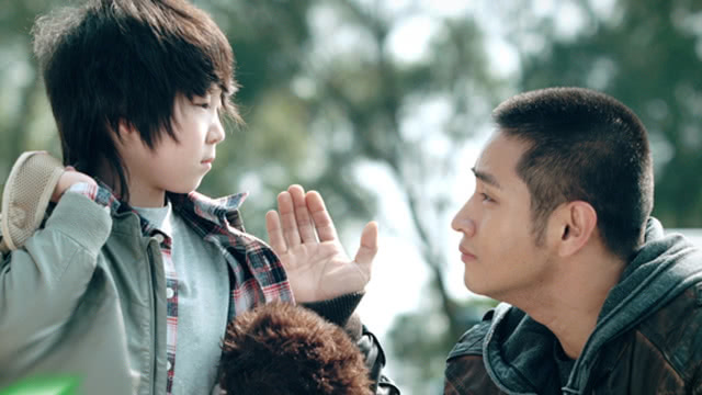 《硬汉奶爸》预告片   奶爸萌娃对视