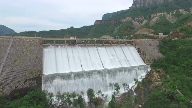 航拍正面水库泄洪(卫辉生活圈)