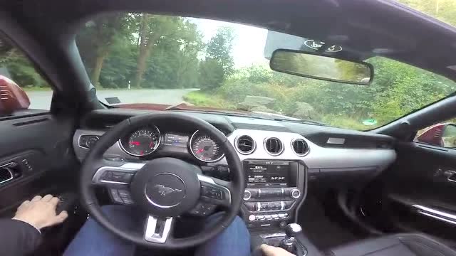 土豪第一视角驾驶敞篷野马gt,手动档的跑车开着就是爽