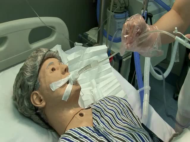 经口鼻吸痰技术操作2
