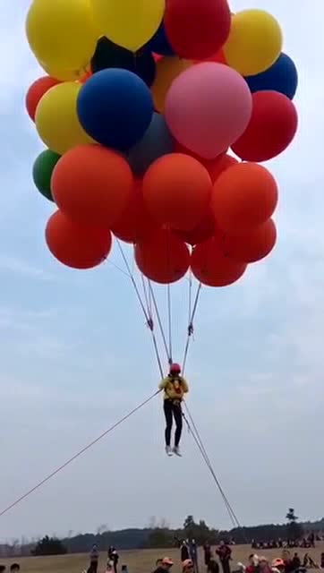 大气球载人飞翔在太空