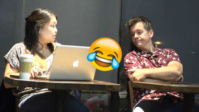 恶作剧:男子故意偷看别人的电脑 这是要被打的节奏啊!