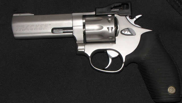 最帅的左轮手枪中的火炮,陶鲁斯法官左轮散弹手枪