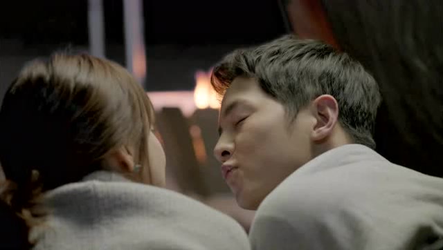 《太阳的后裔》宋仲基越线亲吻,好幸福好甜蜜!