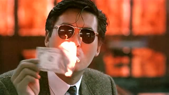 还记得周润发的经典角色小马哥吗,拿美元点烟帅爆了!