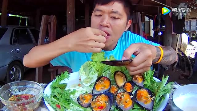 泰国大叔吃扇贝,用勺子挖出肉,吃得好干净