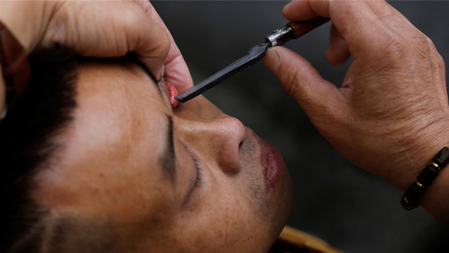 街头理发师刀锋洗眼绝技刀片贴眼球划过