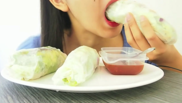 漂亮女孩吃3个大春卷,直接大口的咬,吃相真不忍直视