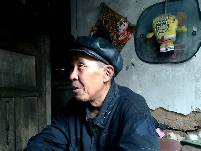 71岁的康连喜17次参加高考,他竟靠吃垃圾生存!