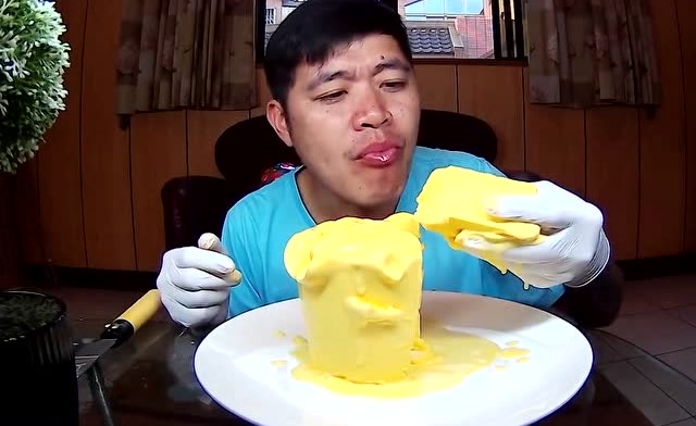 泰国帅哥把榴莲冰淇淋当饭吃,一口咬下去,整个榴莲冰激凌塌陷了!
