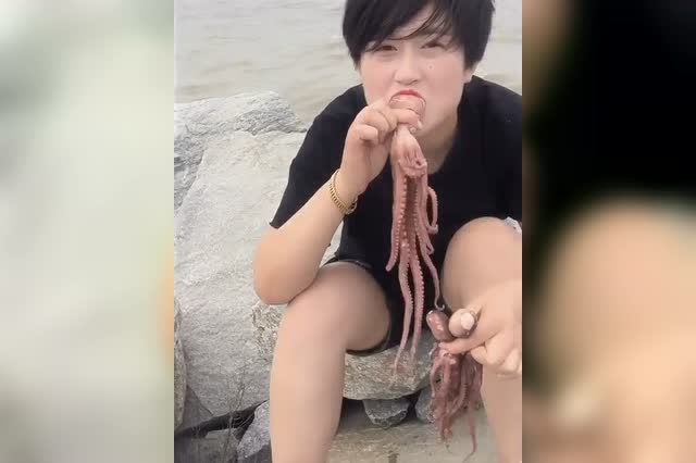 东北败家大胖姐狂吃八爪鱼像你这么吃难怪你这么胖
