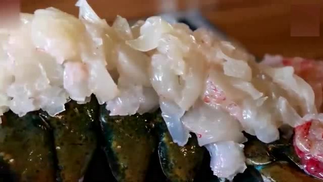 超级大澳洲大龙虾,尾部削片蘸酱生吃,太美味了!
