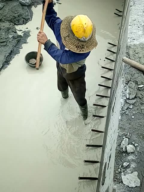 实拍工地大叔抡大锤,每天如此,月入万元