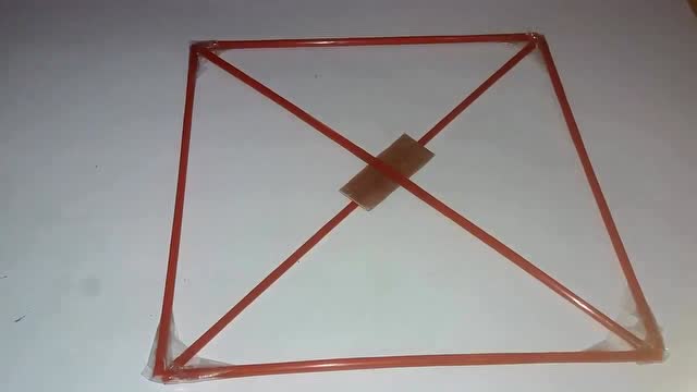 用几个塑料袋改装成的孔明灯 点火后居然也能飞得那么高