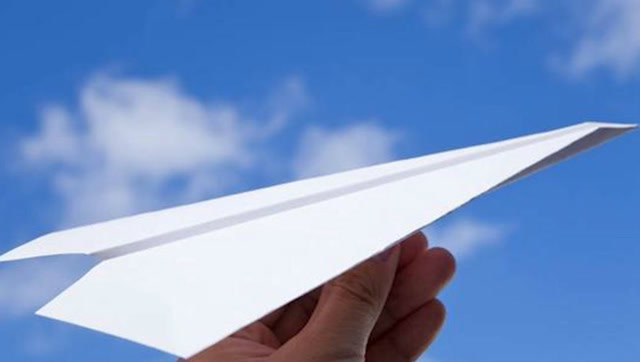 纸飞机也可以飞得又高又远只要用这个小技巧