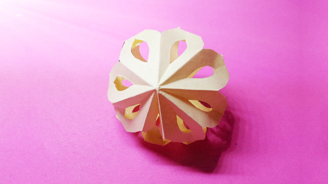 手工剪纸教程:春节快到了,美女教你做个漂亮的花球装饰自已的家