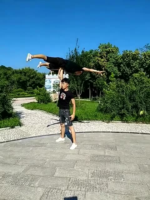 帅哥单手举起另一个帅哥,这绝活太厉害了